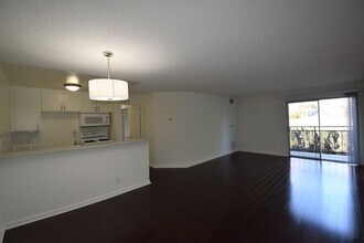 15049 Burbank Blvd, Unit 207 in Los Angeles, CA - Building Photo - Building Photo
