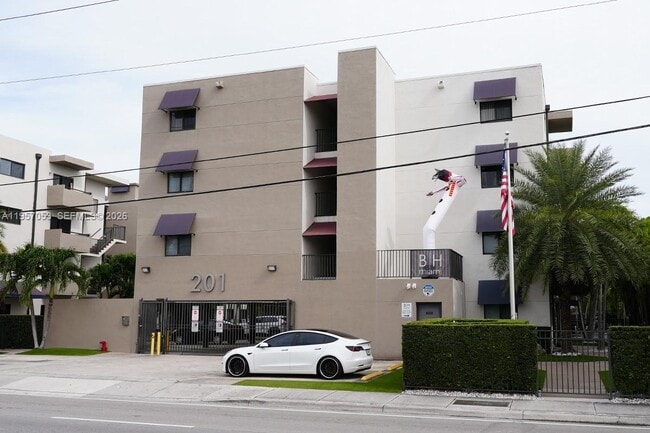 211 NW 72nd Ave in Miami, FL - Building Photo - Building Photo