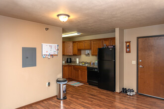 Auburn Manor Apartments in Sioux Falls, SD - Building Photo - Interior Photo