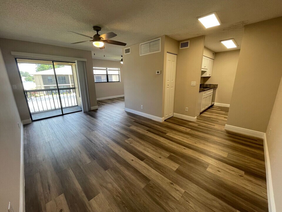 5325 Summerlin Rd in Ft. Myers, FL - Foto de edificio