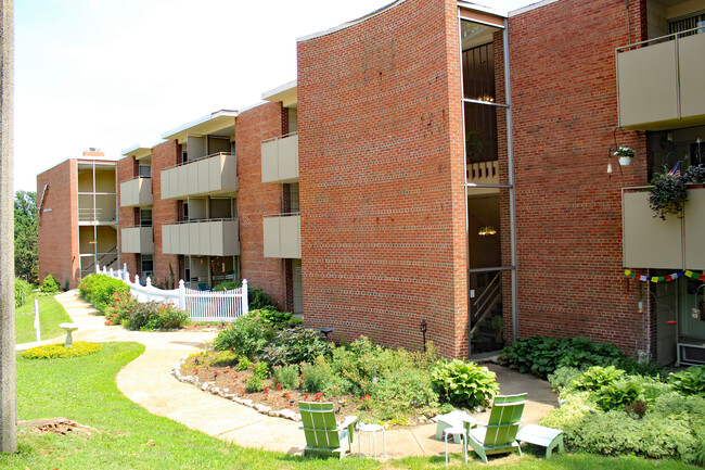 Geneva Apartments in St. Louis, MO - Foto de edificio - Building Photo