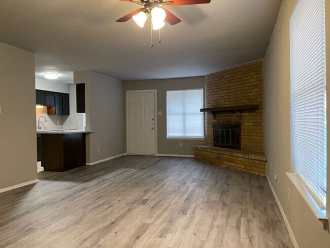 919-921 W Rochelle Rd in Irving, TX - Building Photo - Building Photo