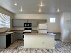 6716 Firewood Dr in Las Vegas, NV - Building Photo - Building Photo