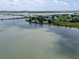109 Harbor Dr in Runaway Bay, TX - Building Photo