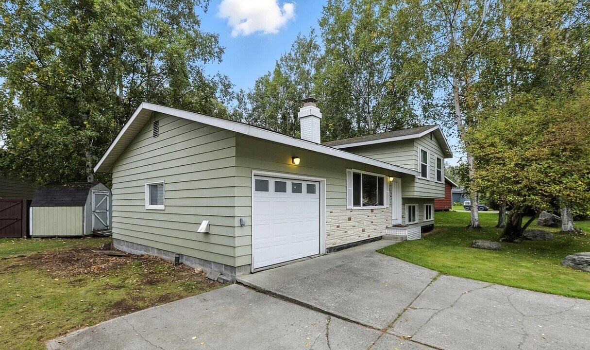2319 Success Dr in Anchorage, AK - Building Photo