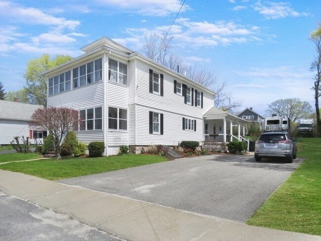 100 Neil St, Unit 2 in Marlborough, MA - Foto de edificio - Building Photo