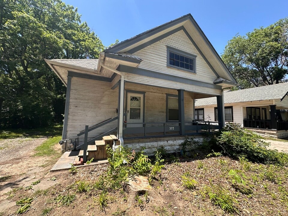 327 N Spruce St in Wichita, KS - Foto de edificio