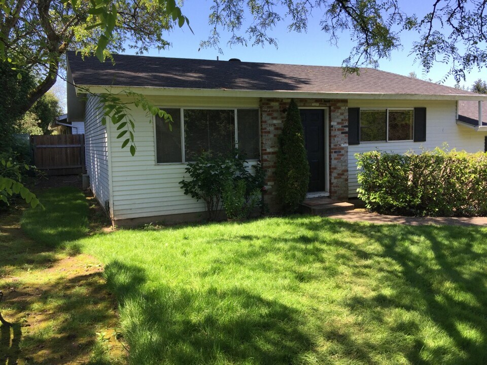 2118 19th St, Unit 1 in West Linn, OR - Building Photo