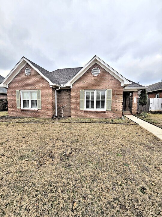 2208 Yorkshire SE in Decatur, AL - Building Photo