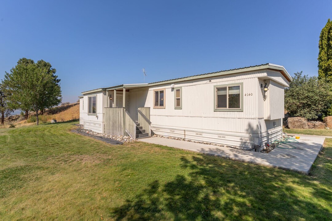 4140 Luebber Ln in Malaga, WA - Building Photo