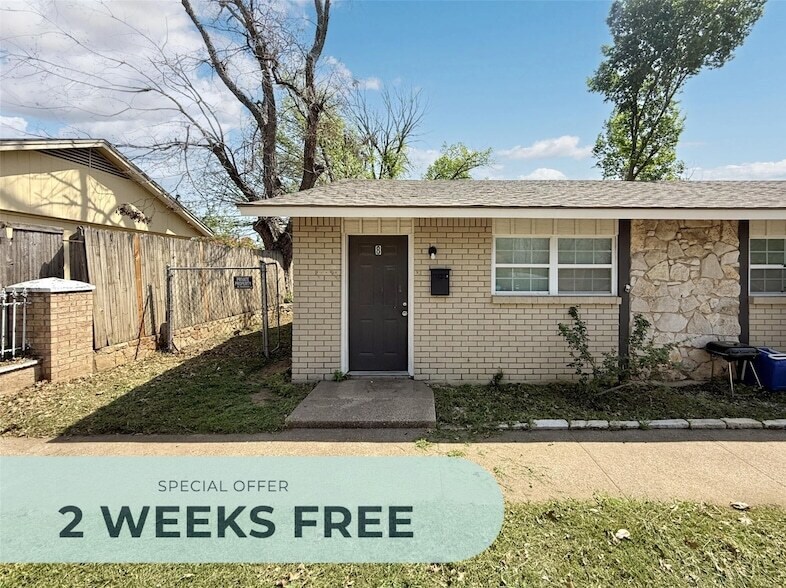 211 Skyway Dr, Unit 8 in Euless, TX - Building Photo