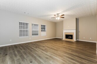 204 Sandstone Dr in Hampton, GA - Foto de edificio - Building Photo