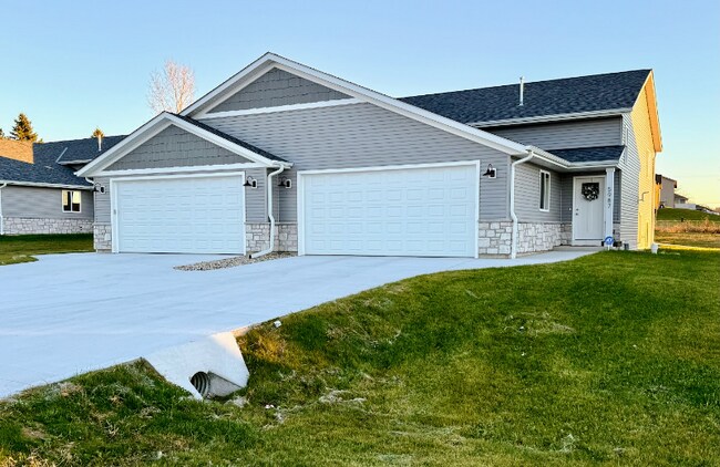 5989-5991 Hanson Ct in Lyons, WI - Foto de edificio - Building Photo