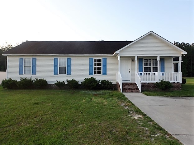 140 Clear Water Dr in Smithfield, NC - Building Photo