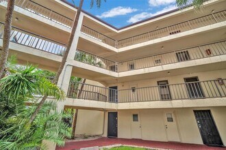2311 S Cypress Bend Dr in Pompano Beach, FL - Building Photo - Building Photo