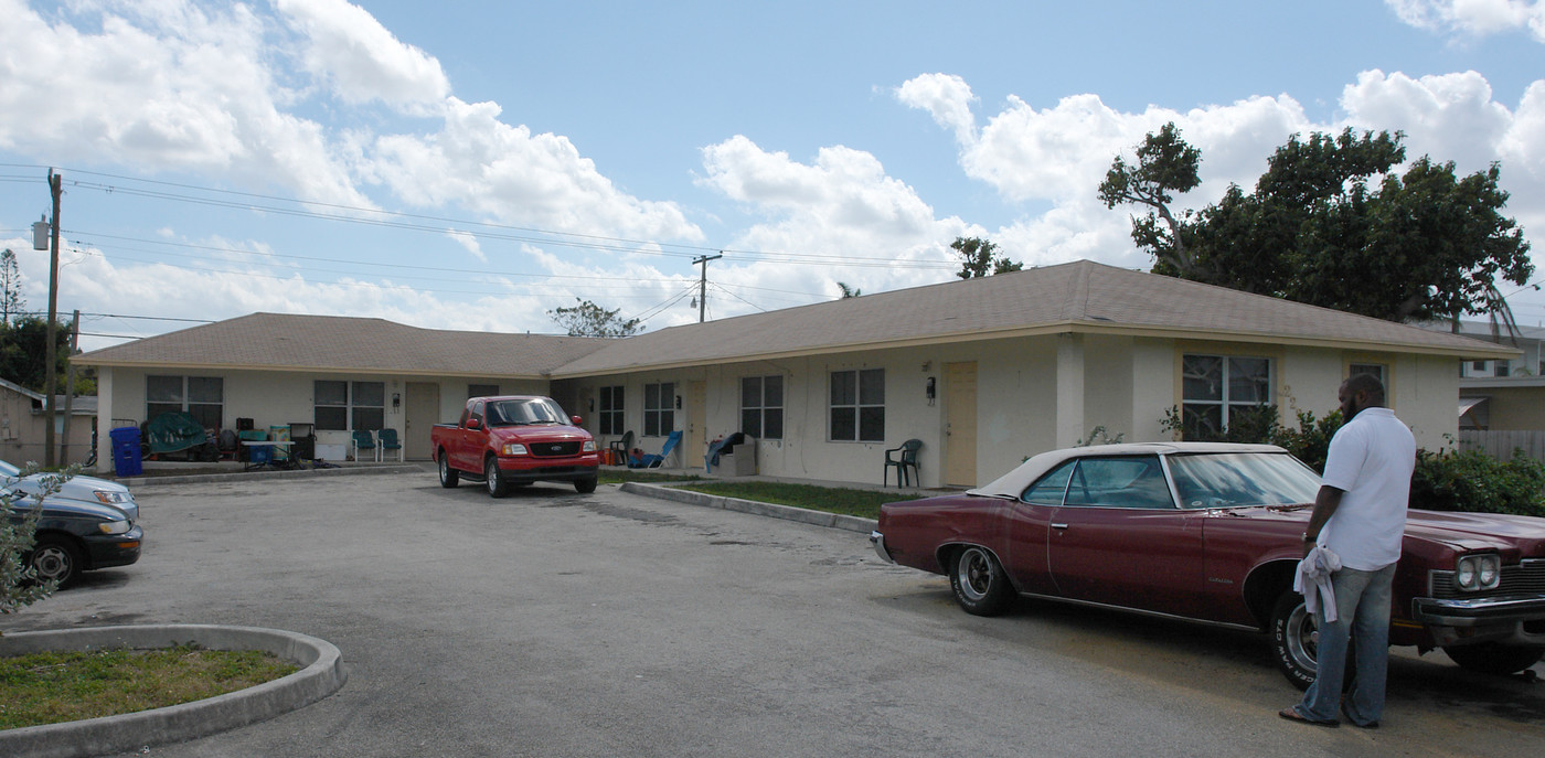 2224 Pierce St in Hollywood, FL - Building Photo