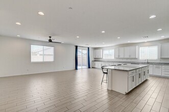 756 Cadence View Way in Henderson, NV - Building Photo - Building Photo