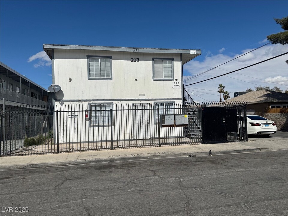 212 W Philadelphia Ave in Las Vegas, NV - Building Photo
