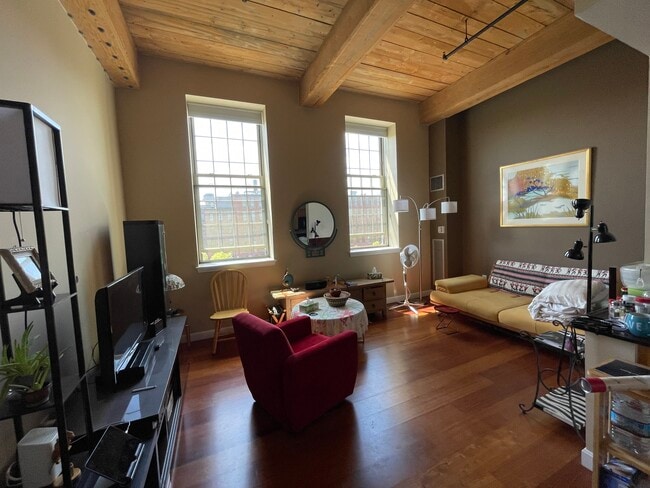 52 Lawrence Dr, Unit 515 in Lowell, MA - Foto de edificio - Building Photo