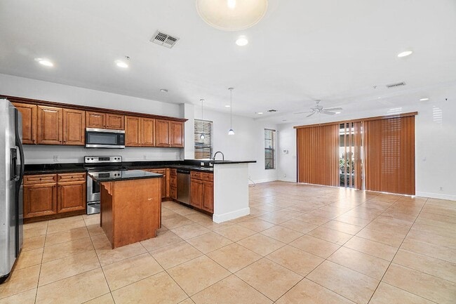 property at 811 S Federal Hwy