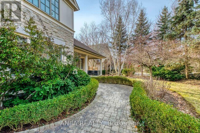 376 Lakeshore Rd W in Oakville, ON - Building Photo - Building Photo