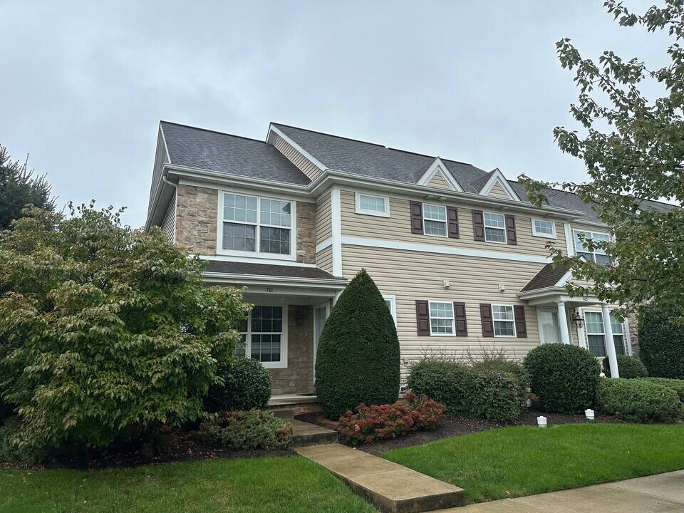 701 Brentwood Dr in Lititz, PA - Building Photo