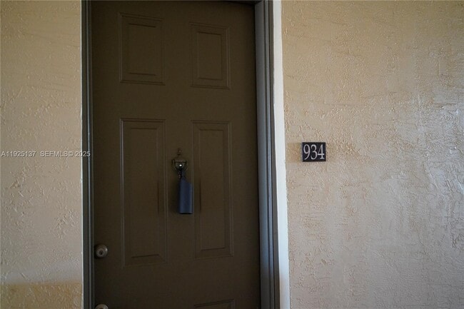 4402 SW 160th Ave in Miramar, FL - Foto de edificio - Building Photo