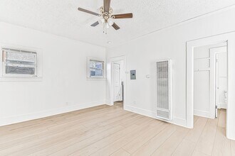 1074 Obispo Ave, Unit 109 in Long Beach, CA - Foto de edificio - Building Photo