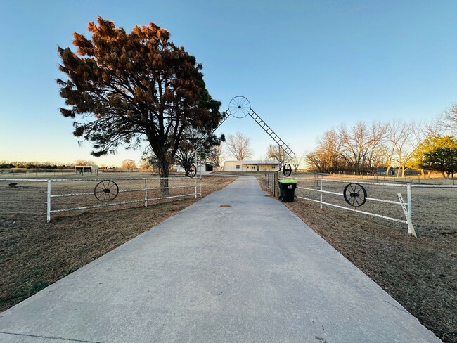 7051 N Sun Country Rd in Lexington, OK - Building Photo - Building Photo