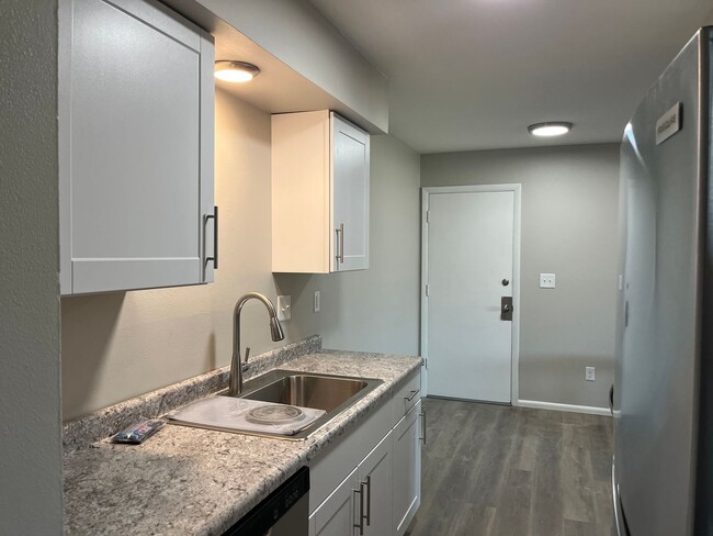6th and College in Milwaukee, WI - Building Photo - Interior Photo