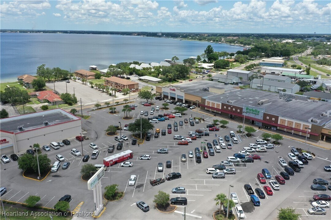 1025 Lakeview Dr in Sebring, FL - Foto de edificio