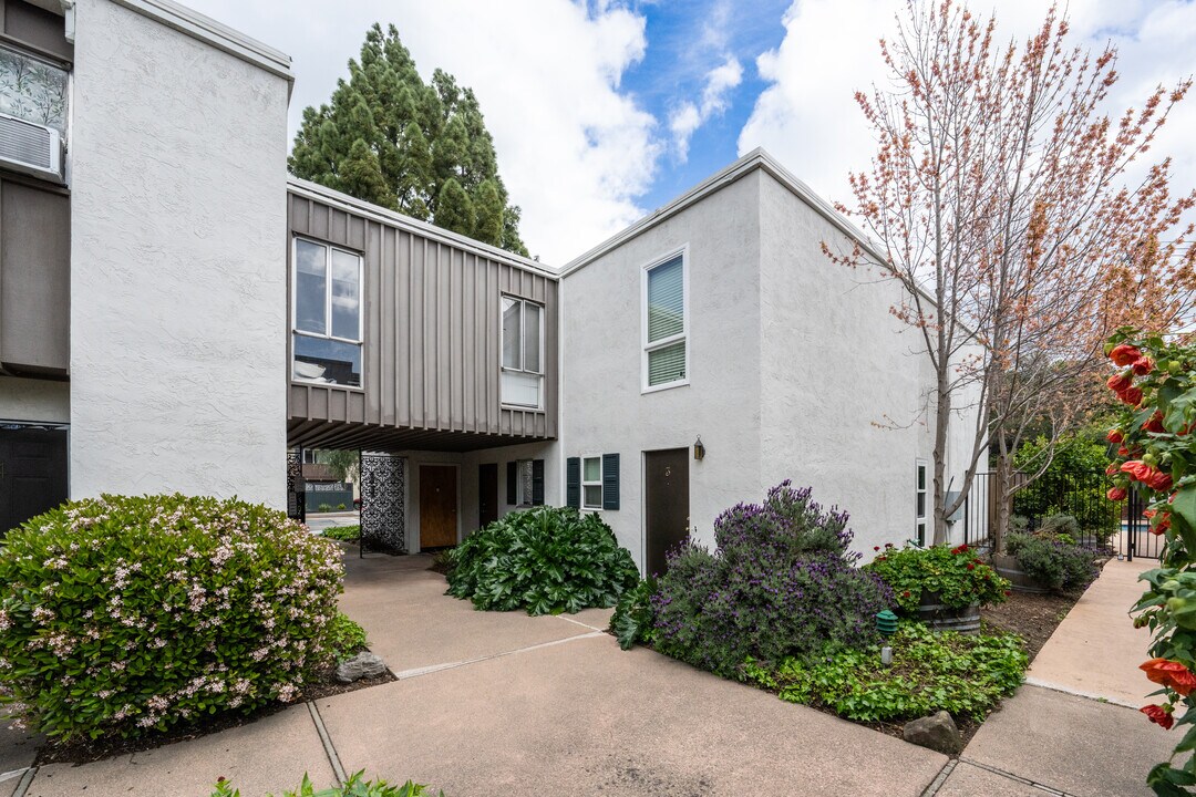 1411 Creekside Dr in Walnut Creek, CA - Foto de edificio