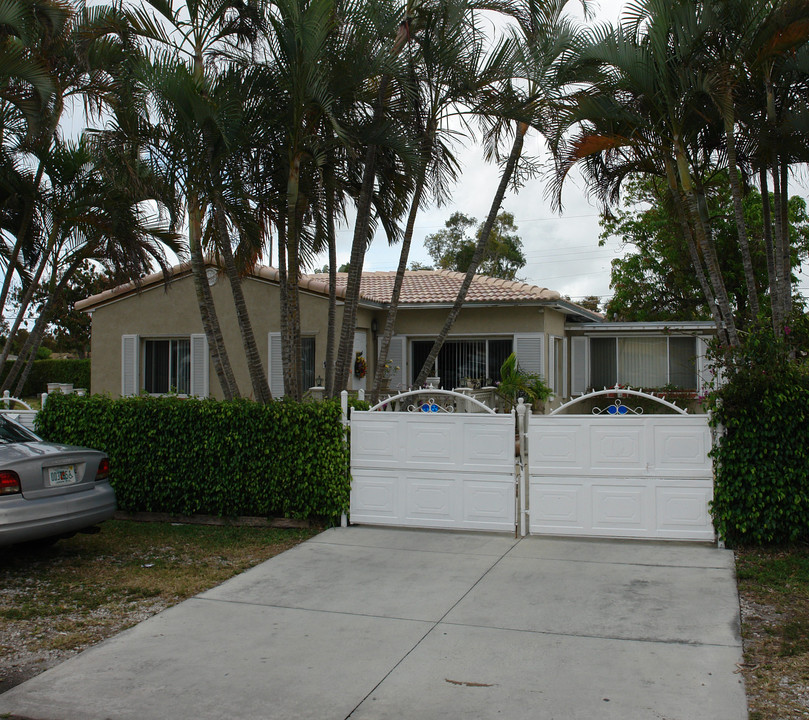 1930 Scott St in Hollywood, FL - Building Photo