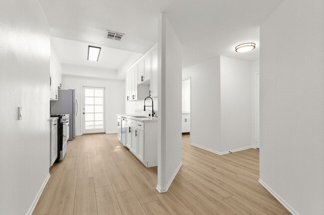 Kester View in Van Nuys, CA - Building Photo - Interior Photo