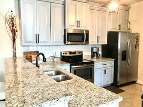 7571 Villa Ct in Gloucester Point, VA - Foto de edificio - Building Photo