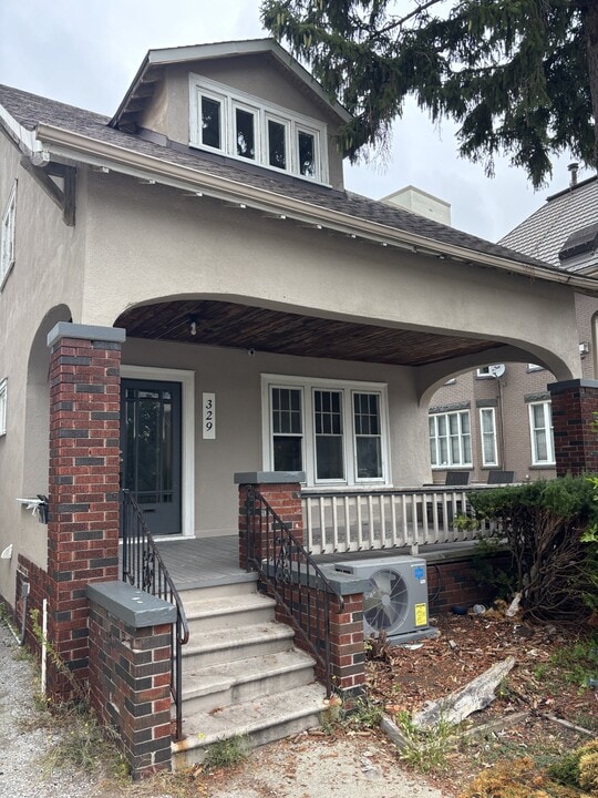 329 Christina St N in Sarnia, ON - Building Photo