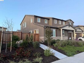 451 Trellis Wy in Brentwood, CA - Building Photo