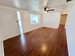 4928 Mirage Ave in Holiday, FL - Foto de edificio - Building Photo