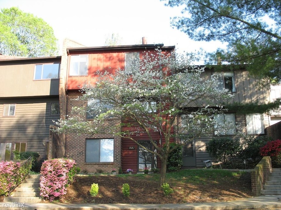 941 Southampton Dr in Charlottesville, VA - Building Photo