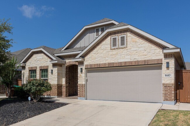 8603 Pinto Cyn in San Antonio, TX - Building Photo - Building Photo