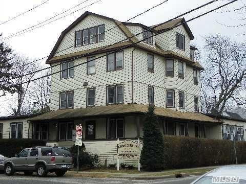 22 Lawrence Ave in Bay Shore, NY - Building Photo