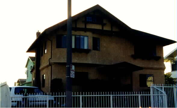 117-119 3/4 N Manhattan Pl in Los Angeles, CA - Building Photo