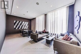 11 Yorkville Ave in Toronto, ON - Building Photo - Building Photo