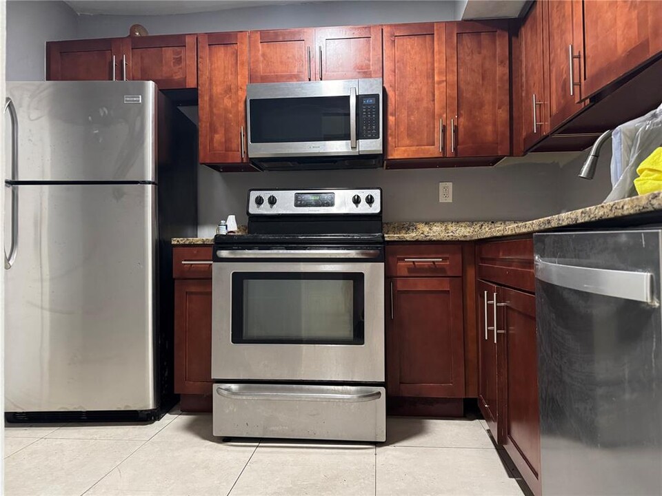 3600 NW 21st St, Unit 314 in Lauderdale Lakes, FL - Foto de edificio