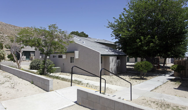Sunnyslope Apartments in Yucca Valley, CA - Foto de edificio - Building Photo
