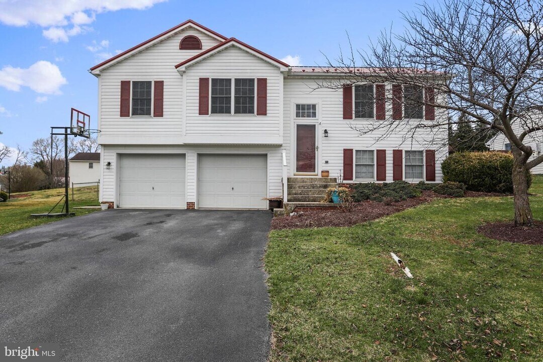 13014 Orchid Dr in Hagerstown, MD - Building Photo