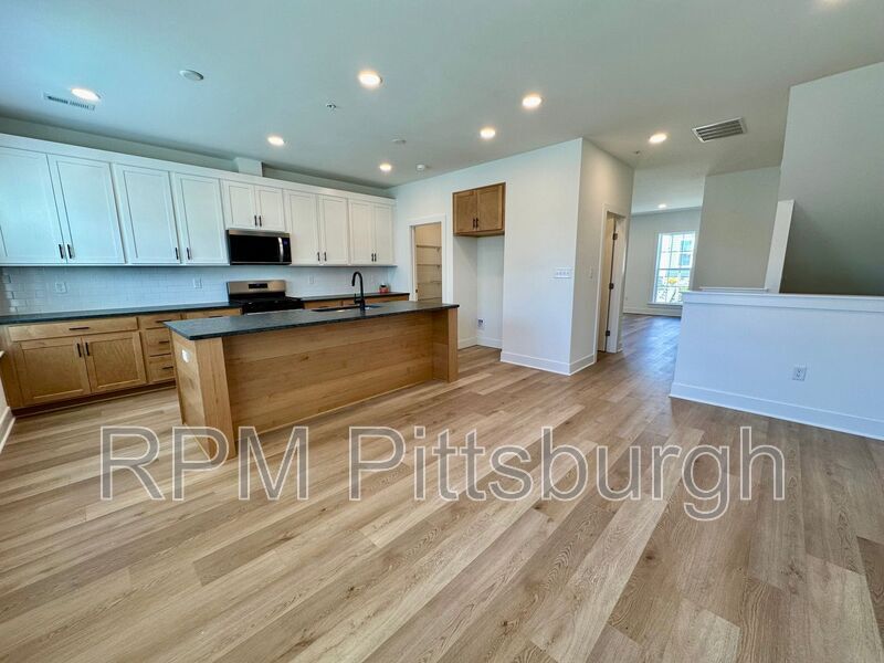 4004 Windsfield Wy in Bridgeville, PA - Building Photo