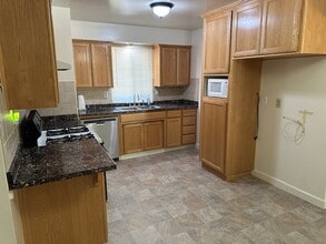 1321 Woodside Dr in Modesto, CA - Building Photo - Building Photo