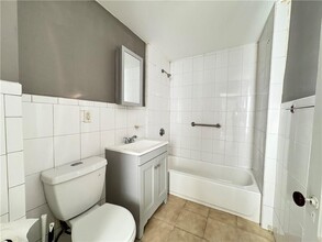 910 Atwells Ave in Providence, RI - Foto de edificio - Building Photo