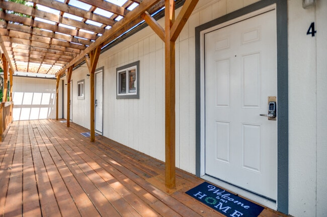 property at 905 W Abram St